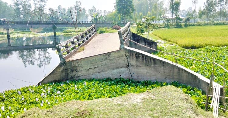 ঝুঁকি নিয়ে চলাচল করছেন পথচারীরা মাটি সরে দেবে গেছে সেতু